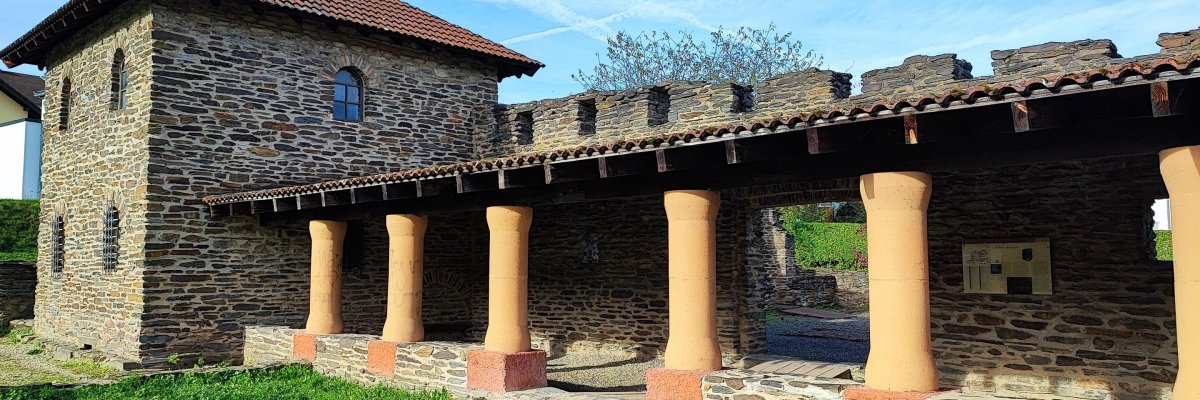 Bild zeigt in Schrägaufnahme die Säulenhalle und ein Gebäudeteil der "Villa Rustica"