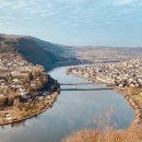 Bild zeigt den Blick auf die Mosel mit Mehring im rechten Bildbereich