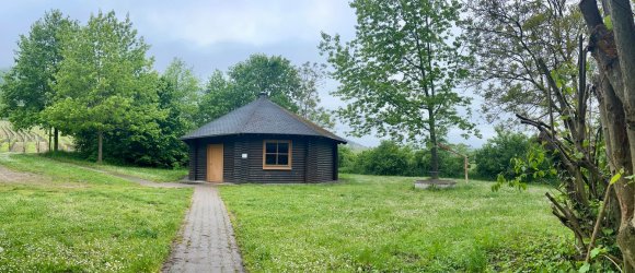 Bild zeigt Blick auf die Grillhütte