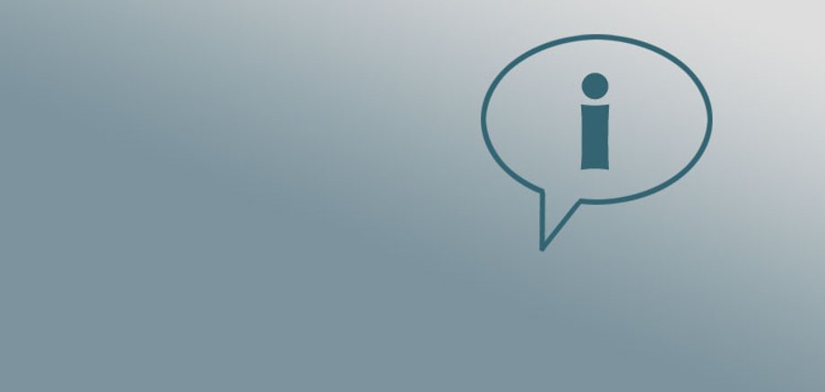 Blaugrauer Hintergrund mit einem blaugrauen Infozeichen innerhalb einer Sprechblase am rechten Bildrand.