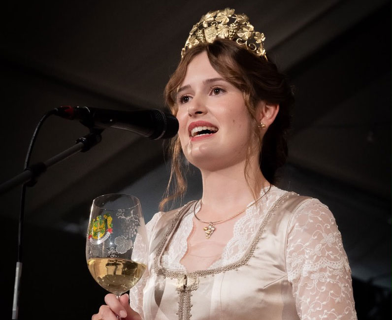 Mehringer Weinkönigin Eva II Mehringer Weinkönigin Eva II mit Krone und Weinglas in der Hand
