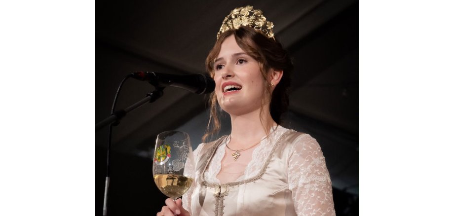 Mehringer Weinkönigin Eva II mit Krone und Weinglas in der Hand