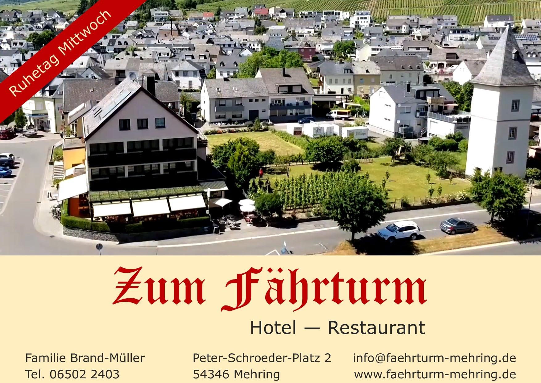 Bild zeigt die Aussenansicht Hotel/Restaurant „Zum Fährturm“ von der Straße aus gesehen