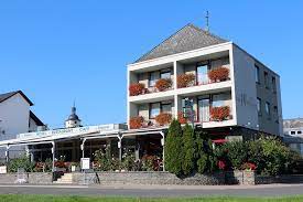 Bild zeigt die Hausansicht vom Hotel „Zum Moseltal“