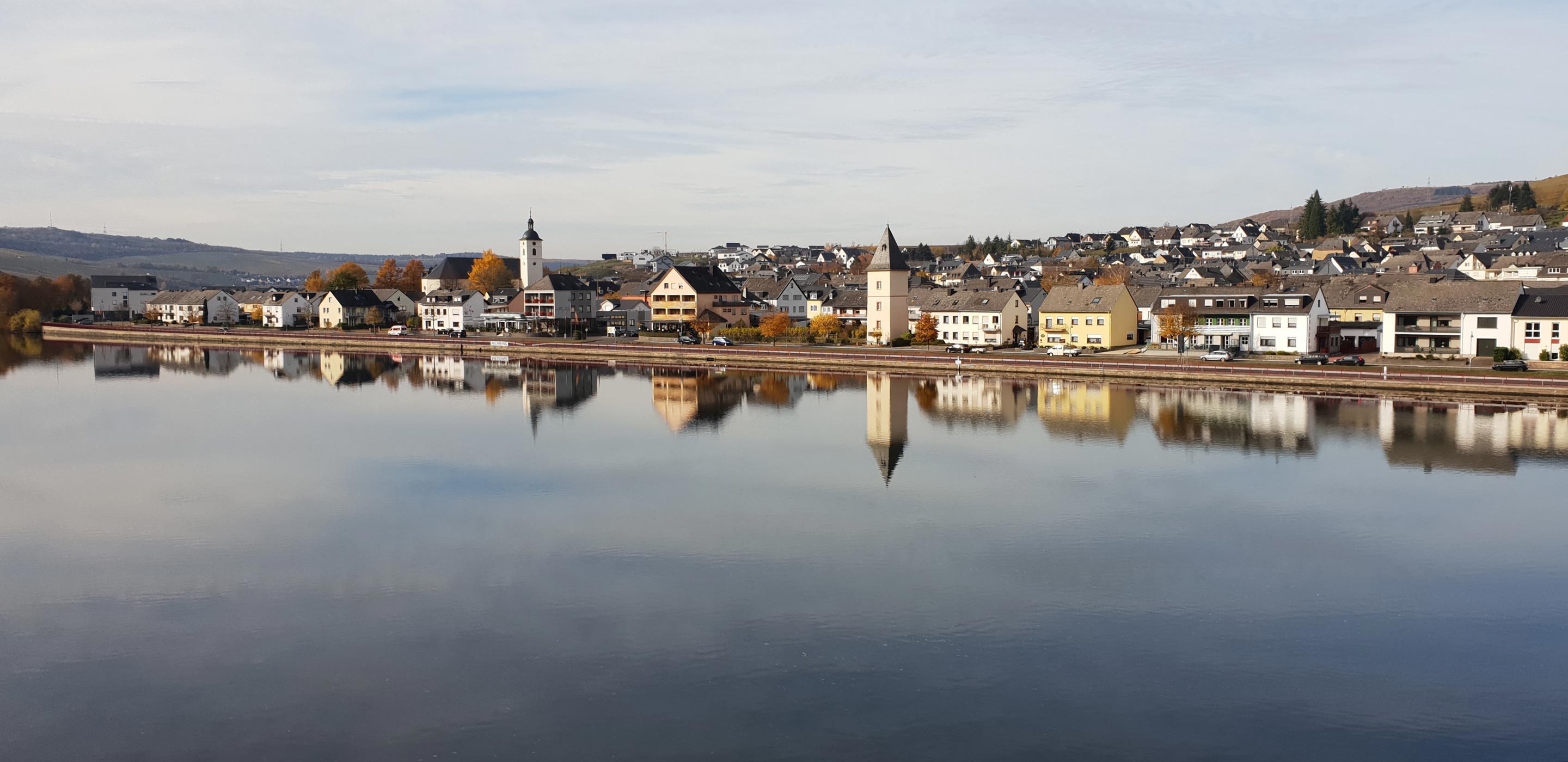 Bild zeigt Blick auf Mehring, das sich im Fluss spiegelt