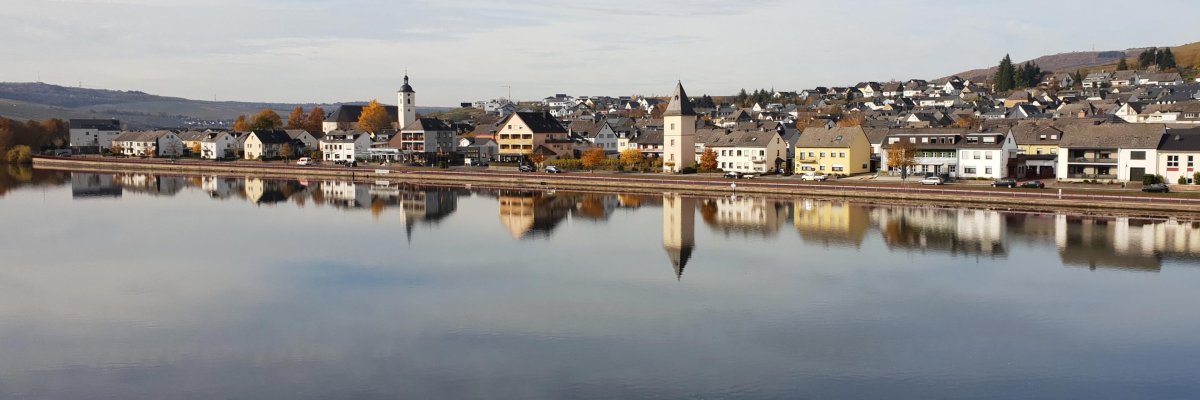 Mehring Moselspiegel Bild zeigt Blick auf Mehring, das sich im Fluss spiegelt