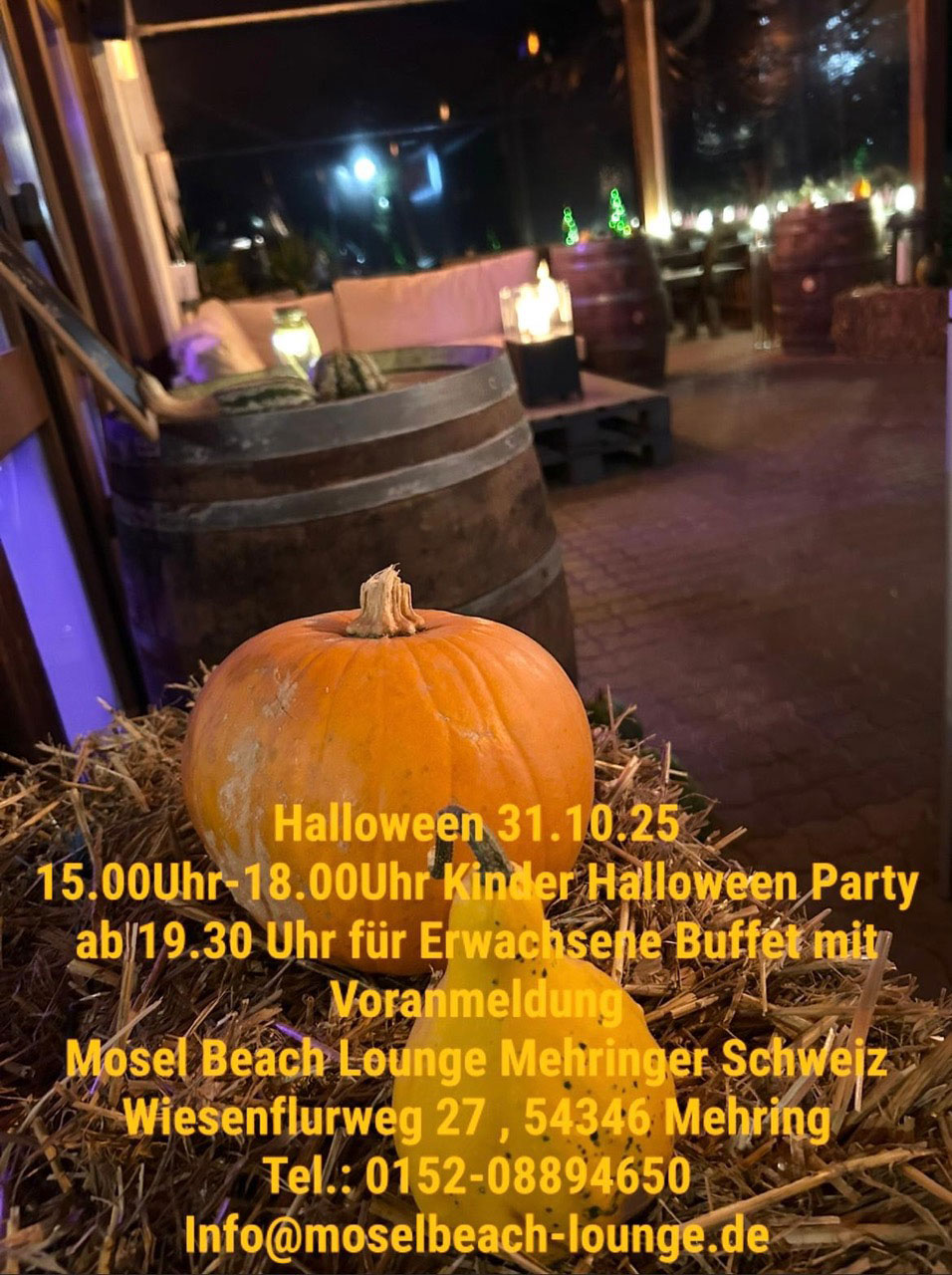 Plakat zuHalloween mit Veranstaltungshinweisen. Foto der Lounge mit Kürbissen als Dekoelement im Hintergrund.
