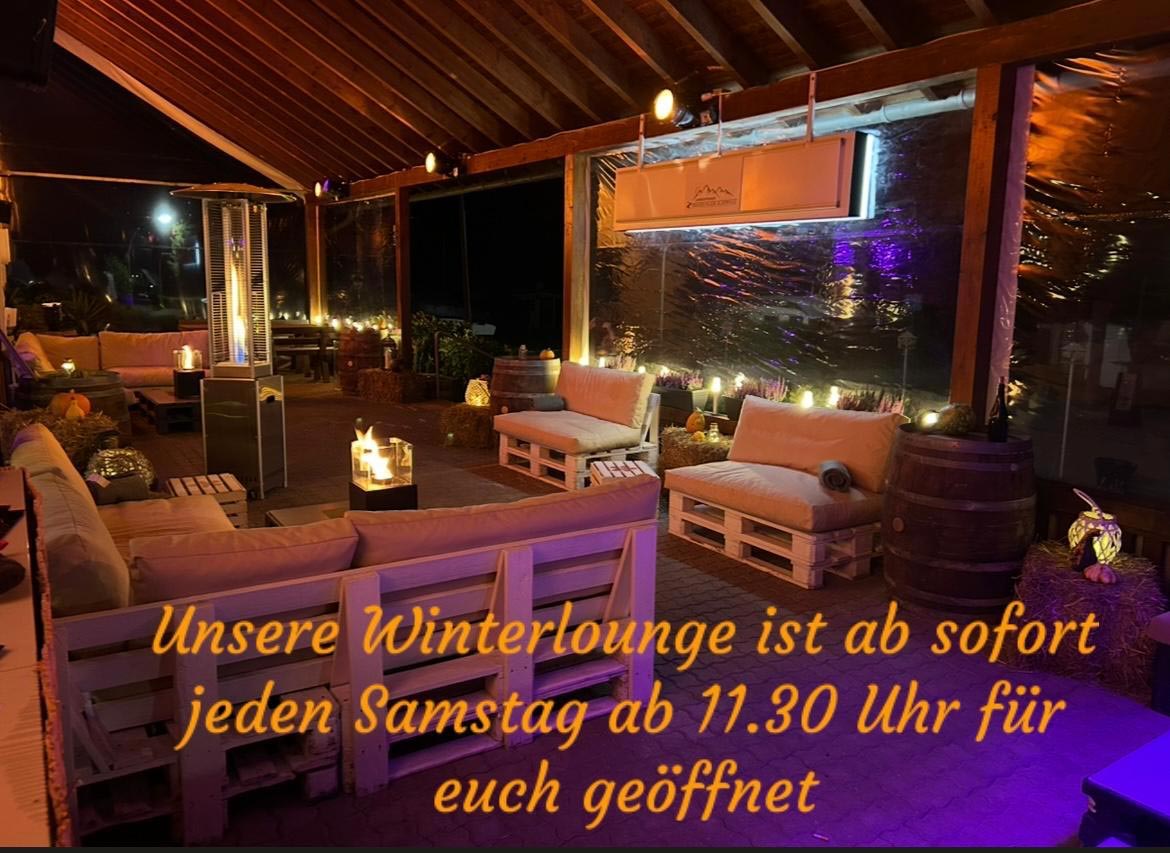 Eindruck zur Lounge mit u.a. Sitzgelegenheiten in beleuchteter Abendstimmung