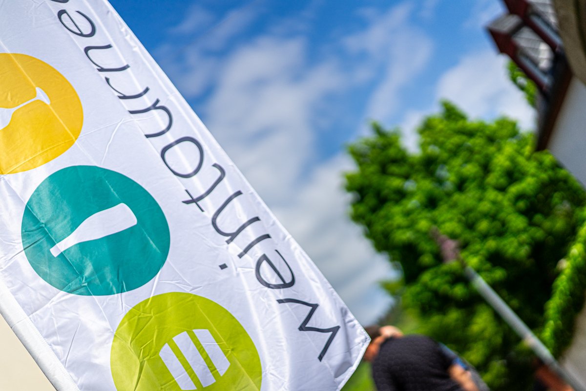 Bild zeigt Ausschnitt der Fahne zur Weintournee